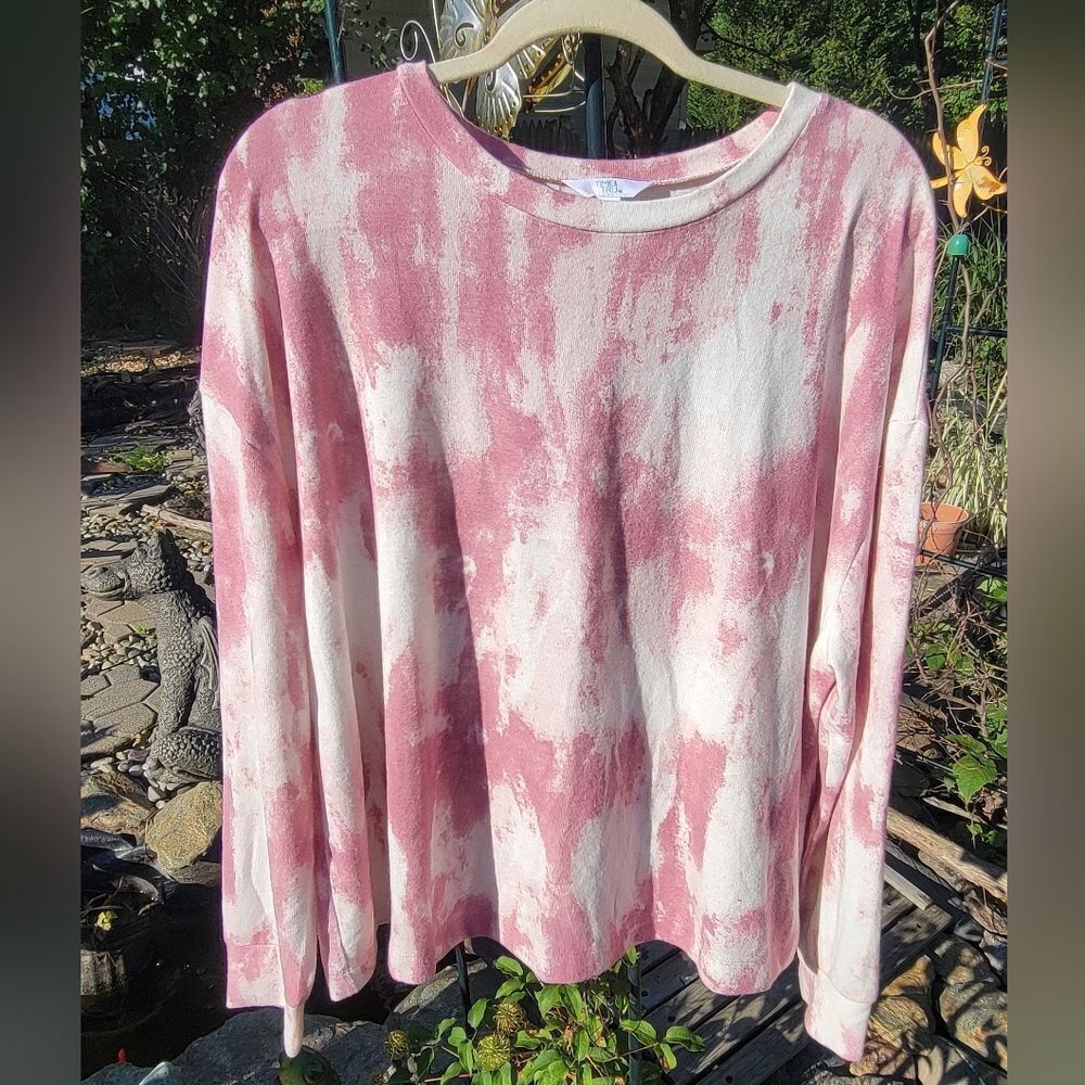 Pink and White Top‎